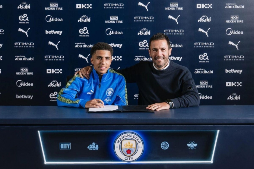 Rico Lewis ký hợp đồng mới với Man City (Ảnh: Trang chủ CLB).