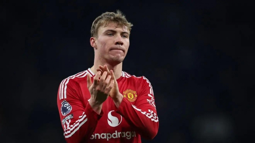 Hojlund hoàn toàn gây thất vọng trong mùa giải cuối cùng ở Man United (Ảnh: Football 365).
