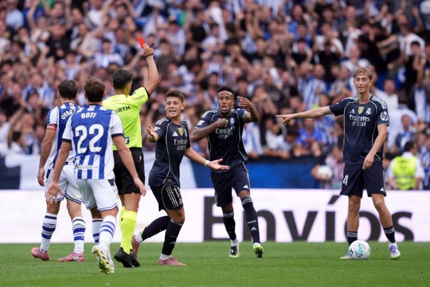 Xabi Alonso bức xúc với thẻ đỏ Huijsen sau trận thắng Real Sociedad (Ảnh: Madrid Universal).