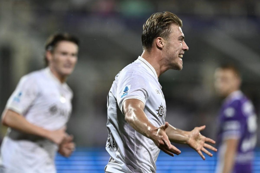 Hojlund ghi bàn chỉ sau 14 phút ra mắt Napoli trước Fiorentina (Ảnh: talkSPORT).
