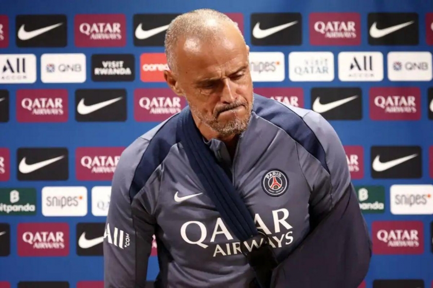 HLV Luis Enrique gây chú ý với diện mạo mới (Ảnh: GOAL).