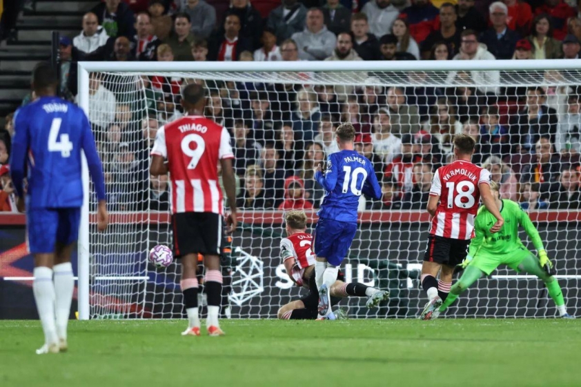 Cole Palmer vào sân, ghi bàn gỡ hòa cho Chelsea (Ảnh: The Sun).