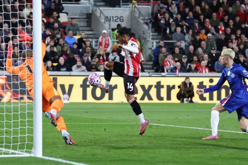 Fabio Carvalho ghi bàn gỡ hòa 2-2 cho Brentford (Ảnh: The Sun).