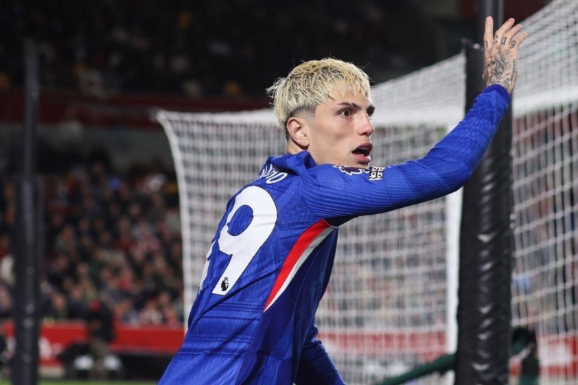 Garnacho có màn ra mắt đáng quên trước Brentford (Ảnh: The Mirror).