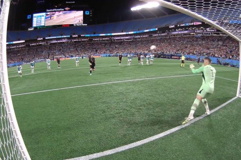 Thủ môn Kahlina của Charlotte FC đã không di chuyển và hóa giải được cú sút của Messi.