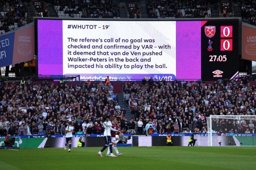 VAR ủng hộ trọng tài Jarred Gillett sau khi ông quyết định từ chối bàn thắng của Tottenham (Ảnh: The Sun).