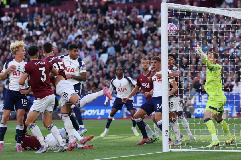 Romero đánh đầu tung lưới West Ham sau một quả phạt góc (Ảnh: The Sun).