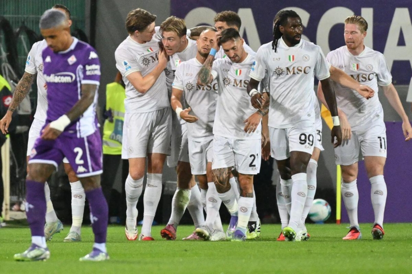 Hojlund ăn mừng cùng đồng đội sau khi nhân đôi cách biệt cho Napoli (Ảnh: talkSPORT).