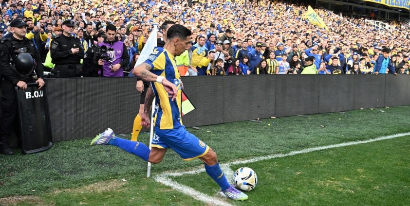CĐV dõi theo bước chân của ngôi sao người Argentina. (Ảnh: Nền tảng X)