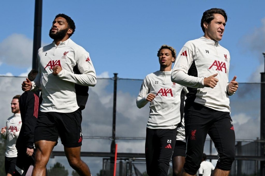 Chiesa vẫn giữ được sự chuyên nghiệp trong tập luyện sau khi bị loại khỏi danh sách Champions League (Ảnh: Liverpool FC)