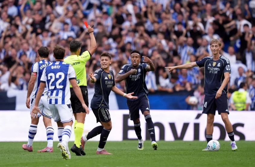 Chiếc thẻ đỏ gây tranh cãi của trọng tài dành cho Dean Huijsen trong trận gặp Real Sociedad