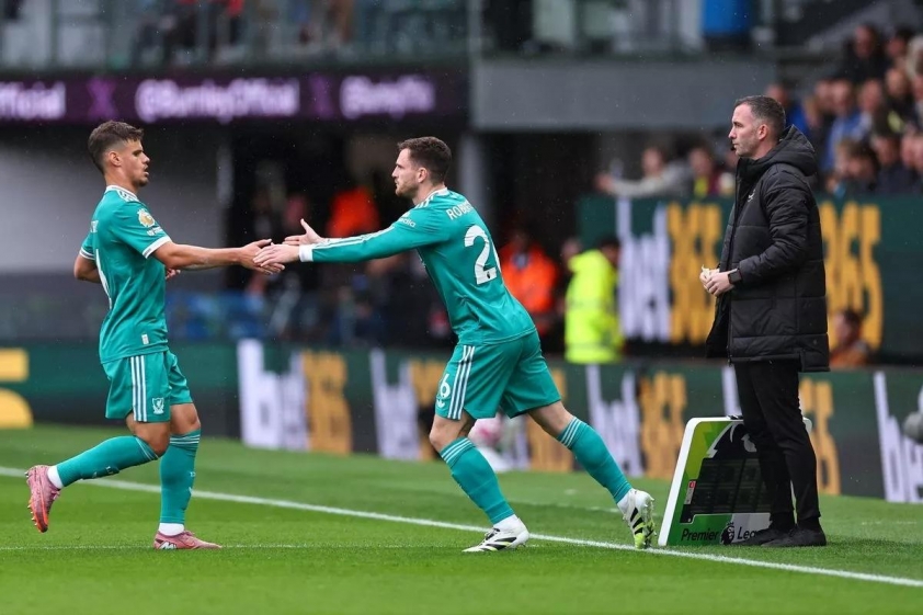 Andy Robertson có thể thay thế Milos Kerkez ở vị trí hậu vệ trái (Ảnh: AMA)