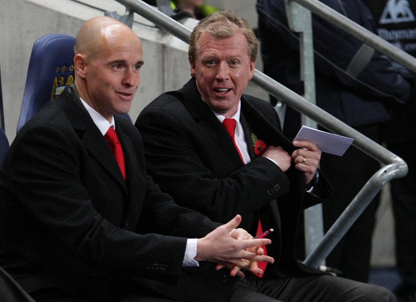 Ten Hag bắt đầu sự nghiệp huấn luyện của mình tại Twente và làm trợ lý cho Steve McClaren vào năm 2008. (Ảnh: The Sun)