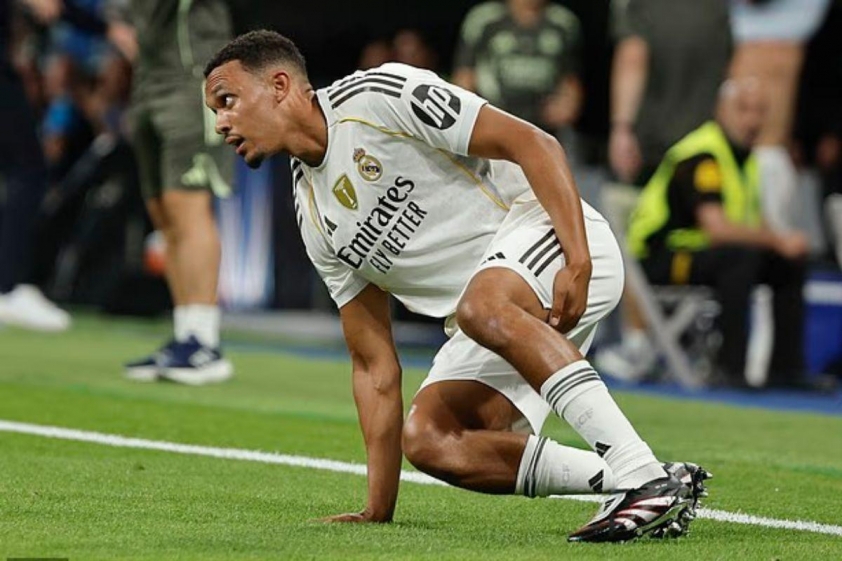 Alexander-Arnold bị chấn thương trong trận ra mắt Champions League cho Real Madrid (Ảnh: Daily Mail).