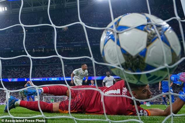 Kylian Mbappe thực hiện cú đá phạt đền đánh bại thủ môn Geronimo Rulli của Marseille