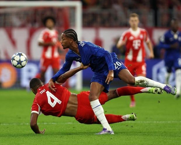Jonathan Tah và Joao Pedro va chạm với nhau trong hiệp 1 (Ảnh: The Guardian).
