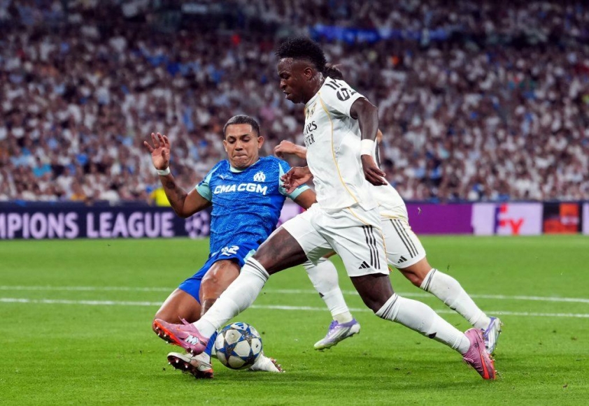 Vinicius nỗ lực thi đấu khi được vào sân ở hiệp 2. (Ảnh: Sky Sports)