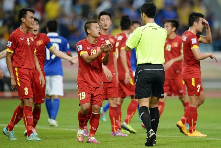 Tình huống gây tranh cãi trong trận bán kết lượt đi AFF Cup 2014.