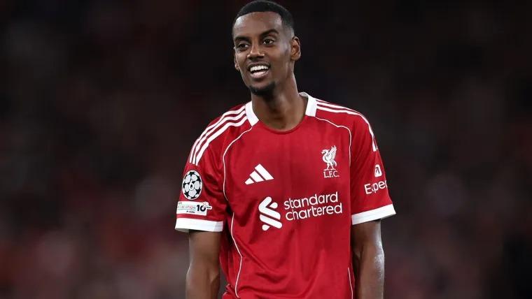 Isak vẫn cần thêm thời gian hòa nhập với lối chơi của Liverpool (Ảnh: Sporting News).