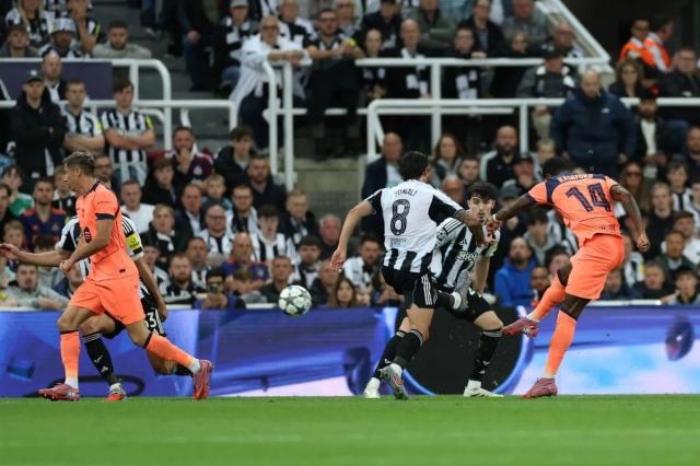 Cú sút trái phá giúp Barca nhân đôi cách biệt. (Ảnh: Nền tảng X)