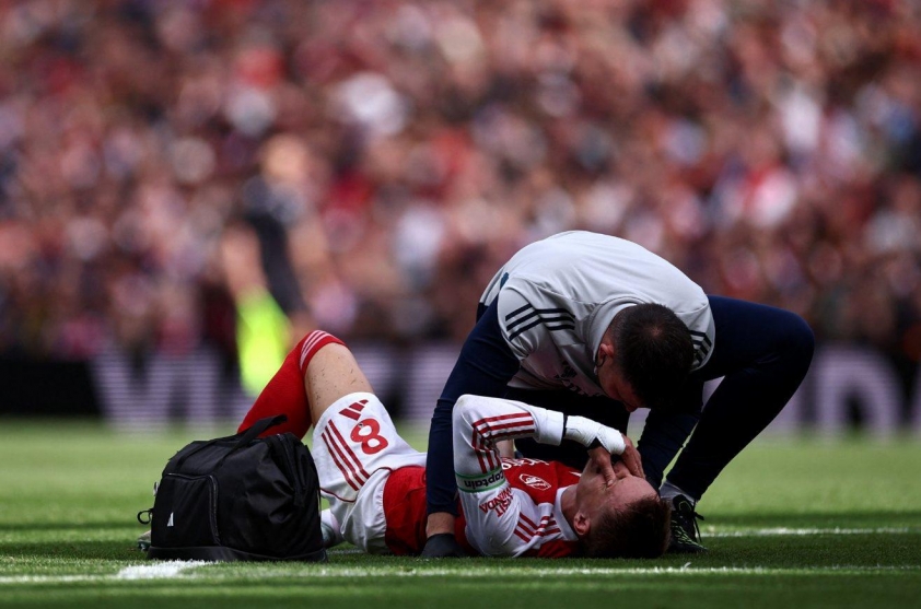 Hình ảnh khiến CĐV Arsenal lo lắng. (Ảnh: Sky Sports)