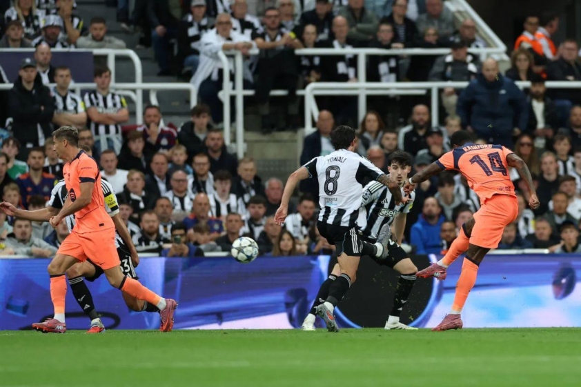 Rashford đã có một cú sút tuyệt đẹp từ ngoài vòng cấm để nhân đôi thành tích của mình (Ảnh: The Sun).