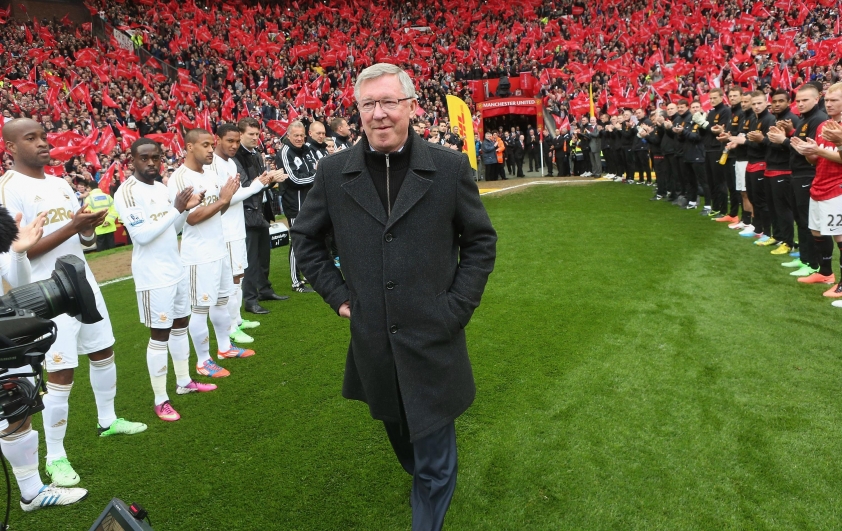 Ngày giải nghệ, Sir Alex đã nhận tràng pháo tay từ hàng vạn CĐV, thậm chí là đối thủ (Ảnh: Football Tweet).