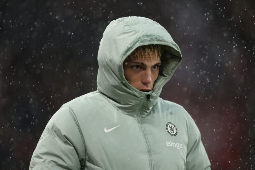 Garnacho chỉ ngồi dự bị trong thất bại 1-2 của The Blues trước Quỷ đỏ (Ảnh: Evening Standard).