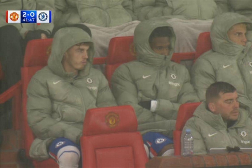 Palmer buồn bã trên băng ghế dự bị Chelsea (Ảnh: The Sun).