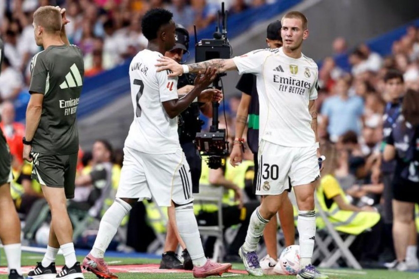 HLV Alonso đã thay cùng lúc Vinicius và Mastantuono ở phút 77 (Ảnh: X).