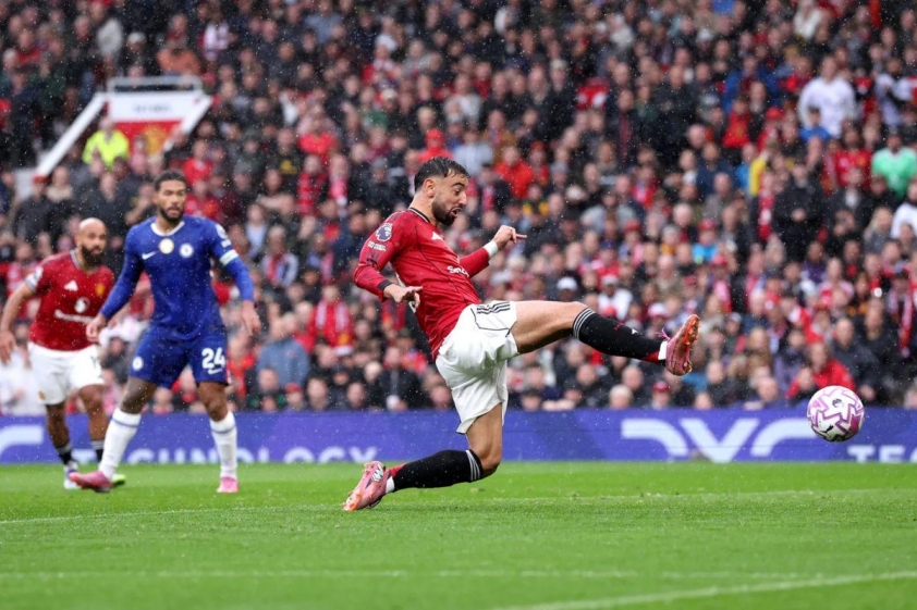 Bruno Fernandes ghi bàn, mở tỉ số ở trận đấu với Chelsea (Ảnh: The Sun).