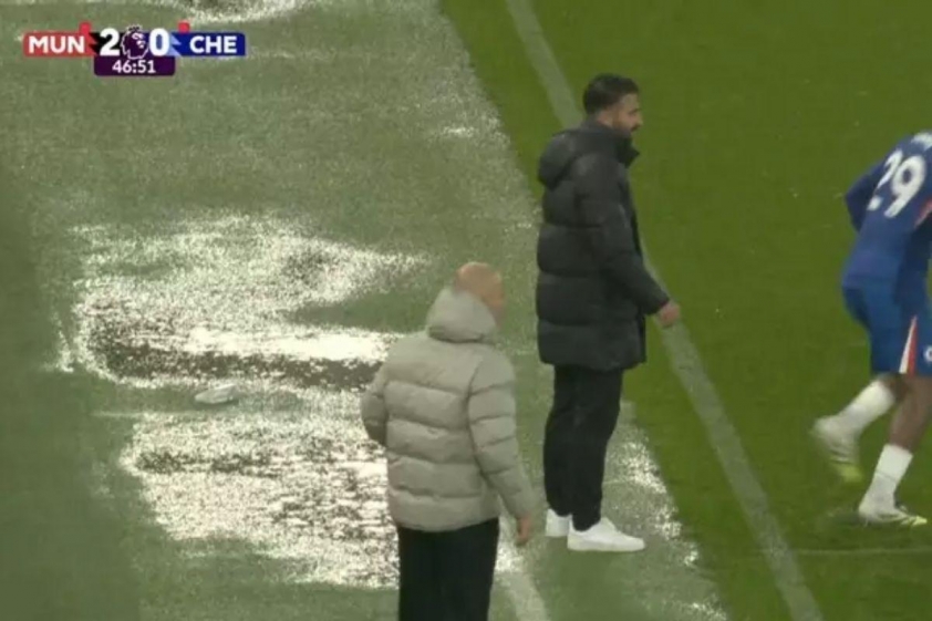 Ruben Amorim được phép rời khỏi khu vực kỹ thuật của mình do mưa lớn tại Old Trafford (Ảnh: Sportbible).