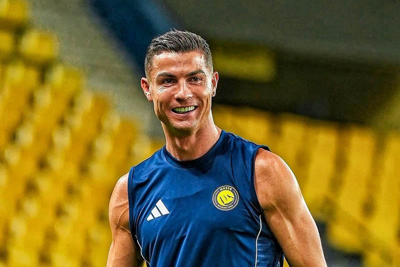 Ronaldo vẫn miệt mài thi đấu dù lớn tuổi - Ảnh: @AlienBuzzHQ