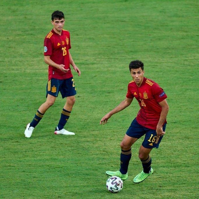 Cặp tiền vệ trung tâm đẳng cấp của Tây Ban Nha. (Ảnh: Goal)