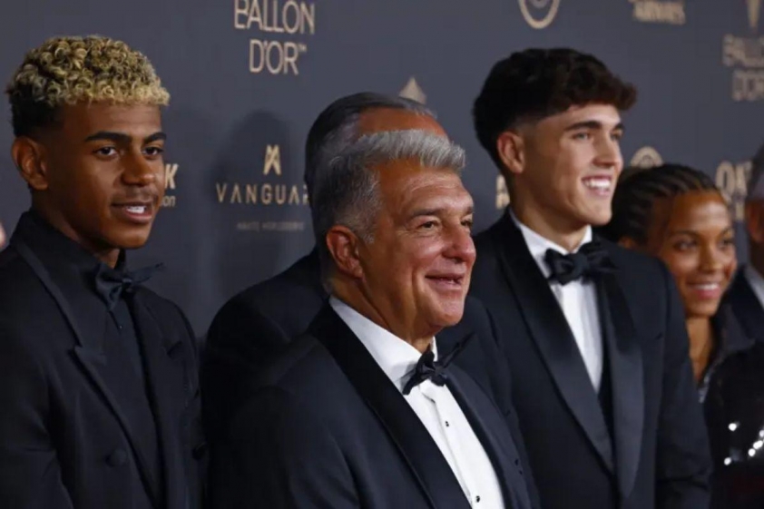 Chủ tịch Joan Laporta cùng các cầu thủ Barca tại gala Quả bóng Vàng 2025 (Ảnh: MARCA).