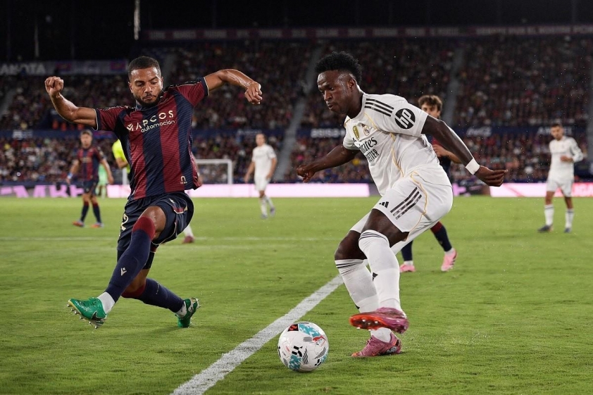 Các cầu thủ Levante gặp khó khăn trước đối thủ quá đẳng cấp. (Ảnh: ESPN)