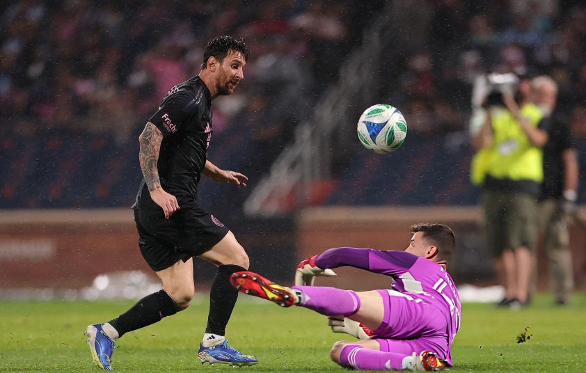 Messi ghi bàn từ một pha lốp bóng thương hiệu. (Ảnh: ESPN)
