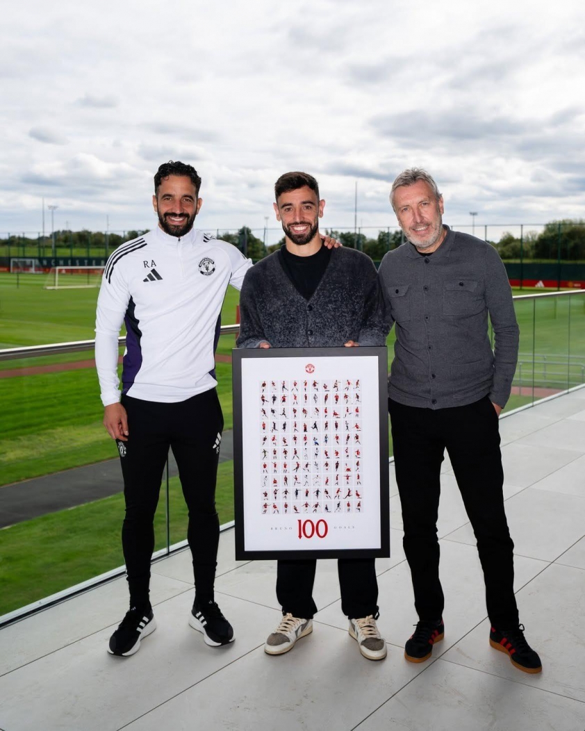Bruno Fernandes được tặng quà đặc biệt sau 100 bàn thắng cho MU 5 Đội trưởng MU và món quà từ ban lãnh đạo đội bóng. (Ảnh: Instagram)