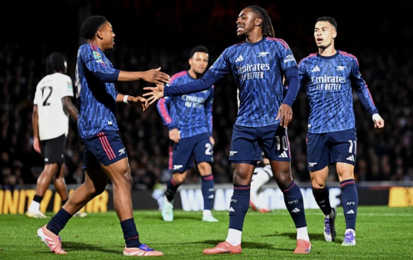Arsenal bị chơi xấu ngay cả từ... nhân viên chăm sóc cỏ! 7 Arsenal vẫn giành được chiến thắng nhẹ nhàng chung cuộc. (Ảnh: Nền tảng X)