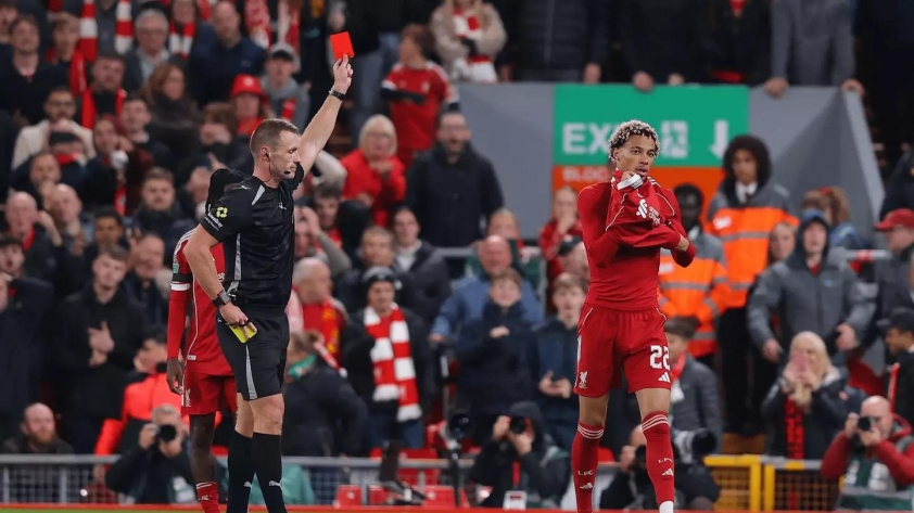 Liverpool cắt lương Ekitike vì thẻ đỏ 'khó hiểu' 6 Tấm thẻ đỏ của Ekitike đã khiến Liverpool gặp nhiều khó khăn sau đó. (Ảnh: Daily Mail)