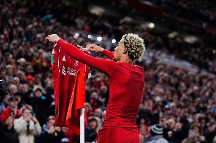 Liverpool cắt lương Ekitike vì thẻ đỏ 'khó hiểu' 5 Pha ăn mừng tai hại của Ekitike. (Ảnh: The Sun)