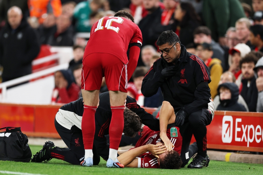 Liverpool sốc với chấn thương của tân binh 18 tuổi 5 Leoni bị đứt dây chằng chéo trước trong trận Liverpool gặp Southampton (Ảnh: The Sun).