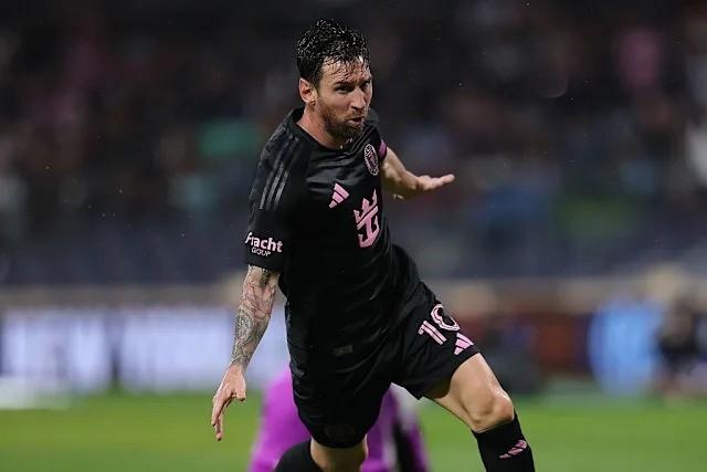 Giữa thế giới bóng đá rộng lớn, ai đủ sức ngăn Lionel Messi? 3 Messi vẫn tỏa sáng rực rỡ (Ảnh: GETTY).