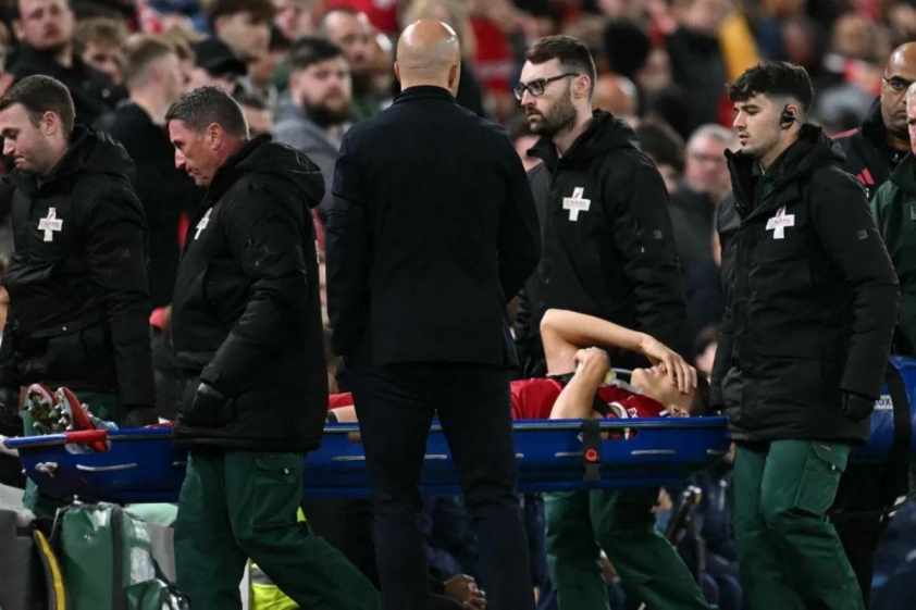 Liverpool sốc với chấn thương của tân binh 18 tuổi 6 Leoni có thể phải ngồi ngoài trong phần còn lại của mùa giải (Ảnh: The Sun).