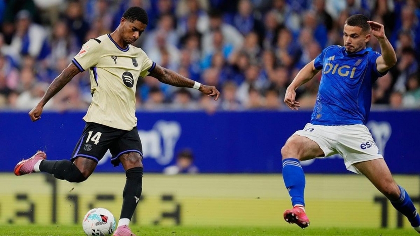 Rashford liên tục gây ra sóng gió trước khung thành Real Oviedo (Ảnh: Outlook India).