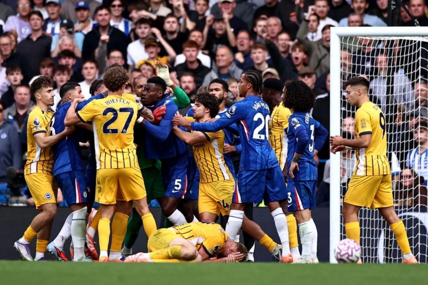 Trung vệ Benoit Badiashile (số 5) vật lộn với đội trưởng Lewis Dunk của Brighton (Ảnh: The Sun).
