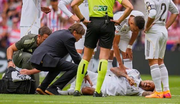 Eder Militao gặp chấn thương trong trận derby Madrid và phải rời sân sớm.