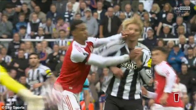"Trung vệ Arsenal tránh thẻ đỏ dù tấn công thẳng mặt đối thủ" 6 Pha bóng gây tranh cãi. (Ảnh: Sky Sports)