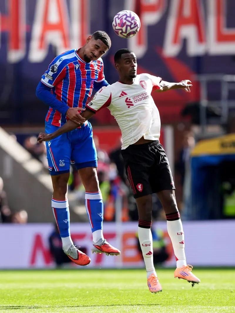 Isak gặp nhiều khó khăn trước sự truy cản quyết liệt của các hậu vệ Palace. (Ảnh: Sky Sports)