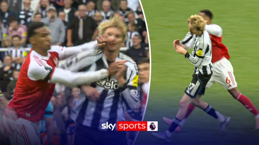 Woltemade cho rằng anh dường như bị Gabriel thúc cùi chỏ vào mặt (Ảnh: Sky Sports).